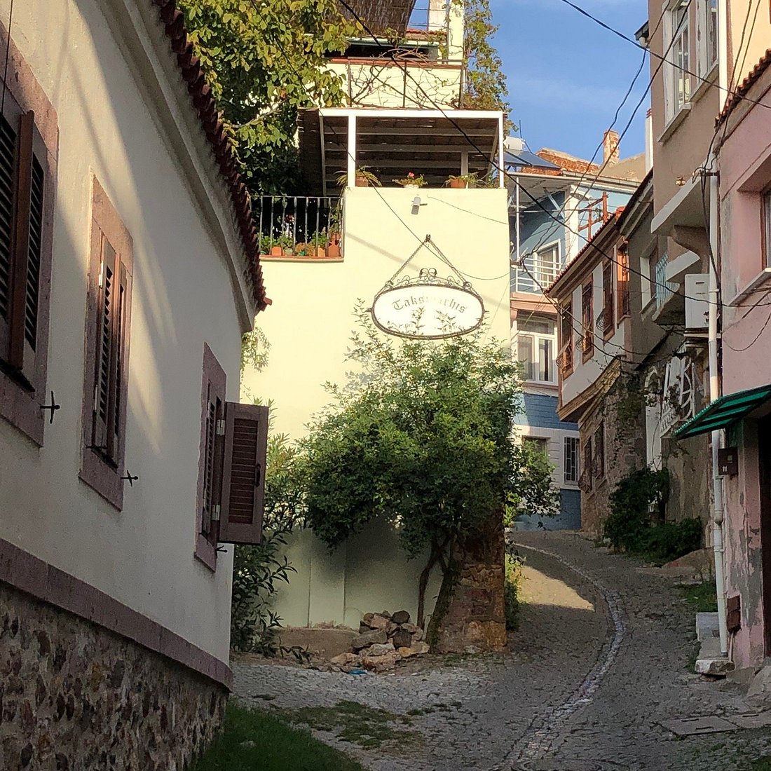 Taksiyarhis Pansiyon Hotel rent a car