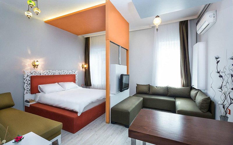 De Moon Suites Hotel rent a car